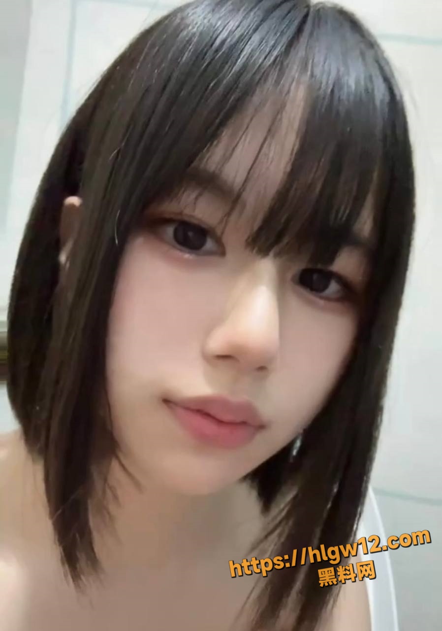 浙江温州短发阿黑颜反差女友 表情很丰富 性瘾也很大 自慰可以喷一地板的水！