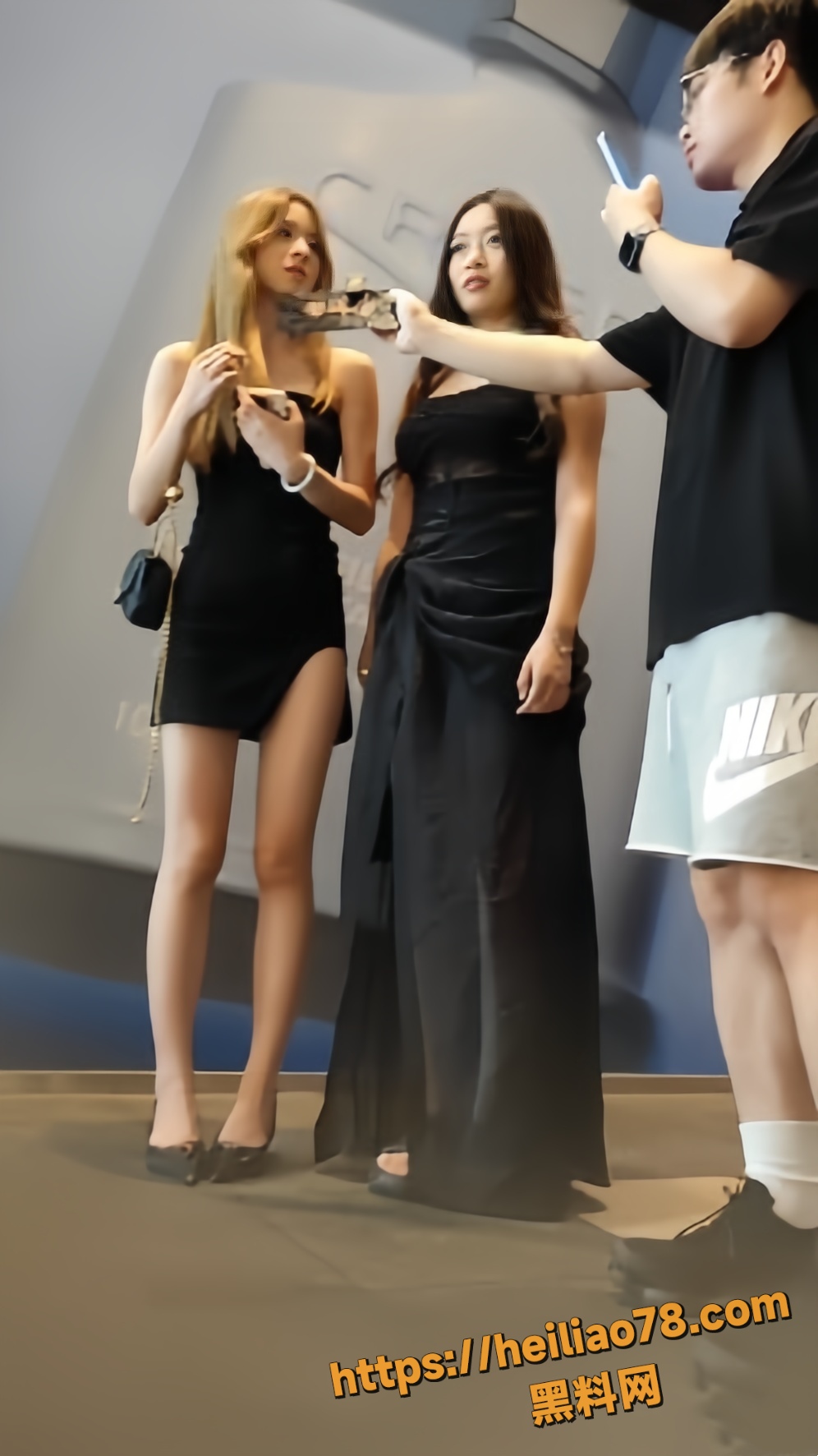 抄底大神新作上线 极品黑裙美女采访时被偷拍 丁字裤下一边抄底一边闻香