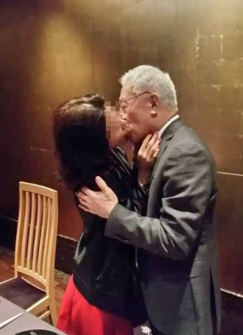 台绿营富商曹兴诚婚外情史曝光？ 小三单中华穿性感睡衣啪啪视频流出 配图10