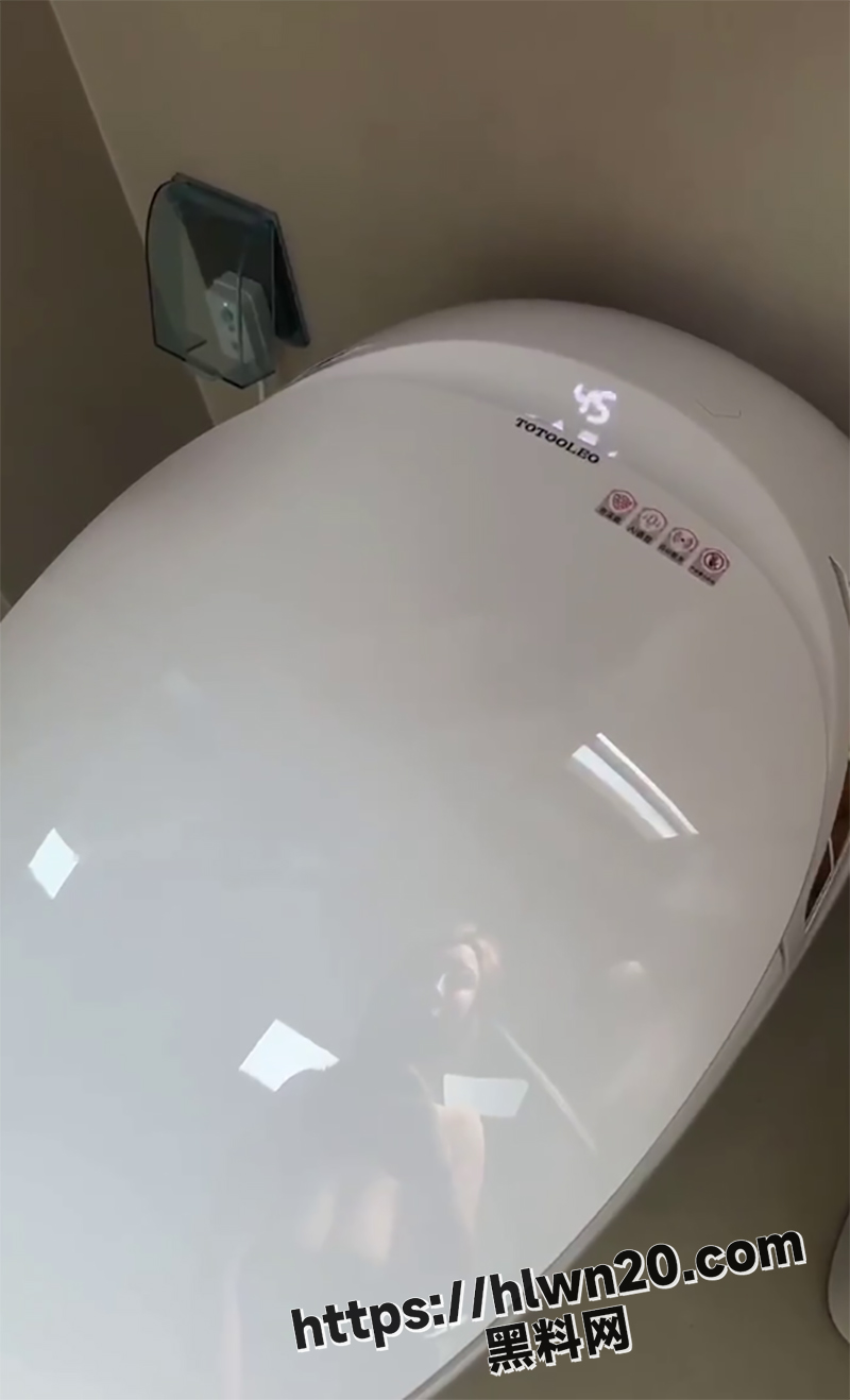 美女洗澡唤不醒小米智能马桶小爱，巨乳迷晕AI还是人工智障笑死人了？
