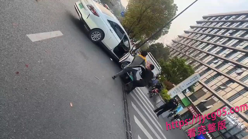 韵达哥硬刚围殴男！街头冲突升级反杀 实拍曝光震撼全网 配图3