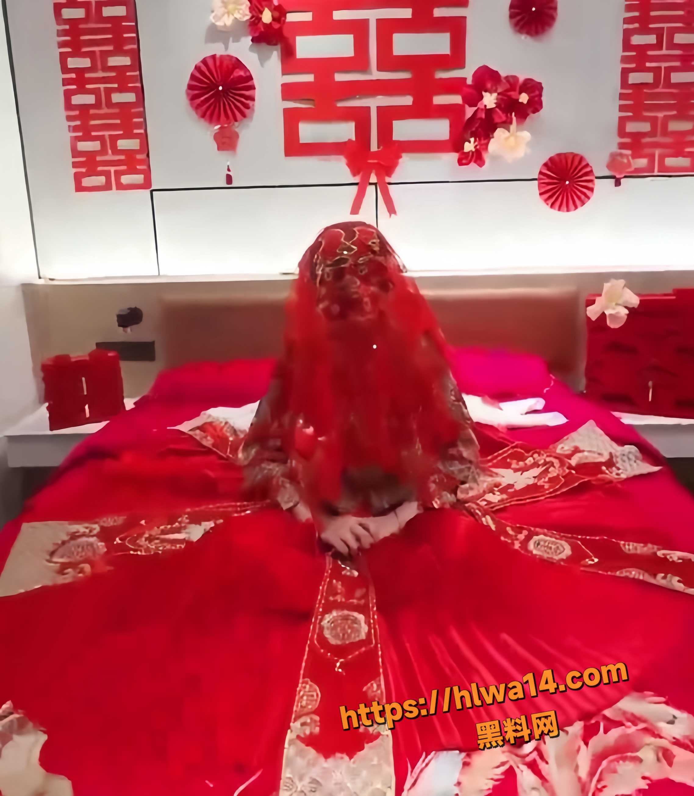 姐姐新婚之夜 与弟弟在婚房偷食禁果 穿着大红色嫁衣被爆操内射白虎嫩穴！