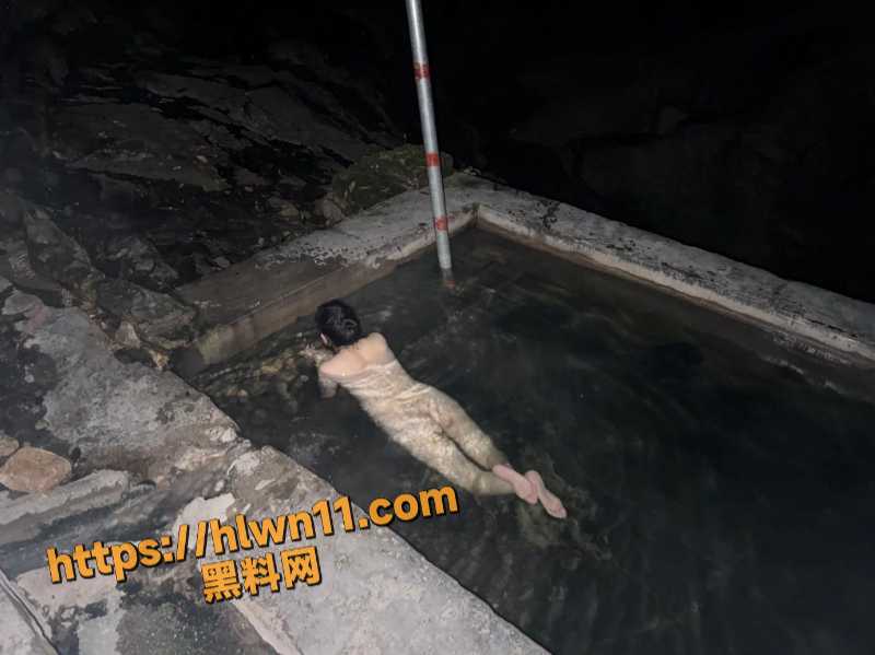 真刺激啊 高颜值极品美少女与金主大叔温泉打炮被偷拍曝光 湿漉漉的头发显得格外淫荡刺激呢！