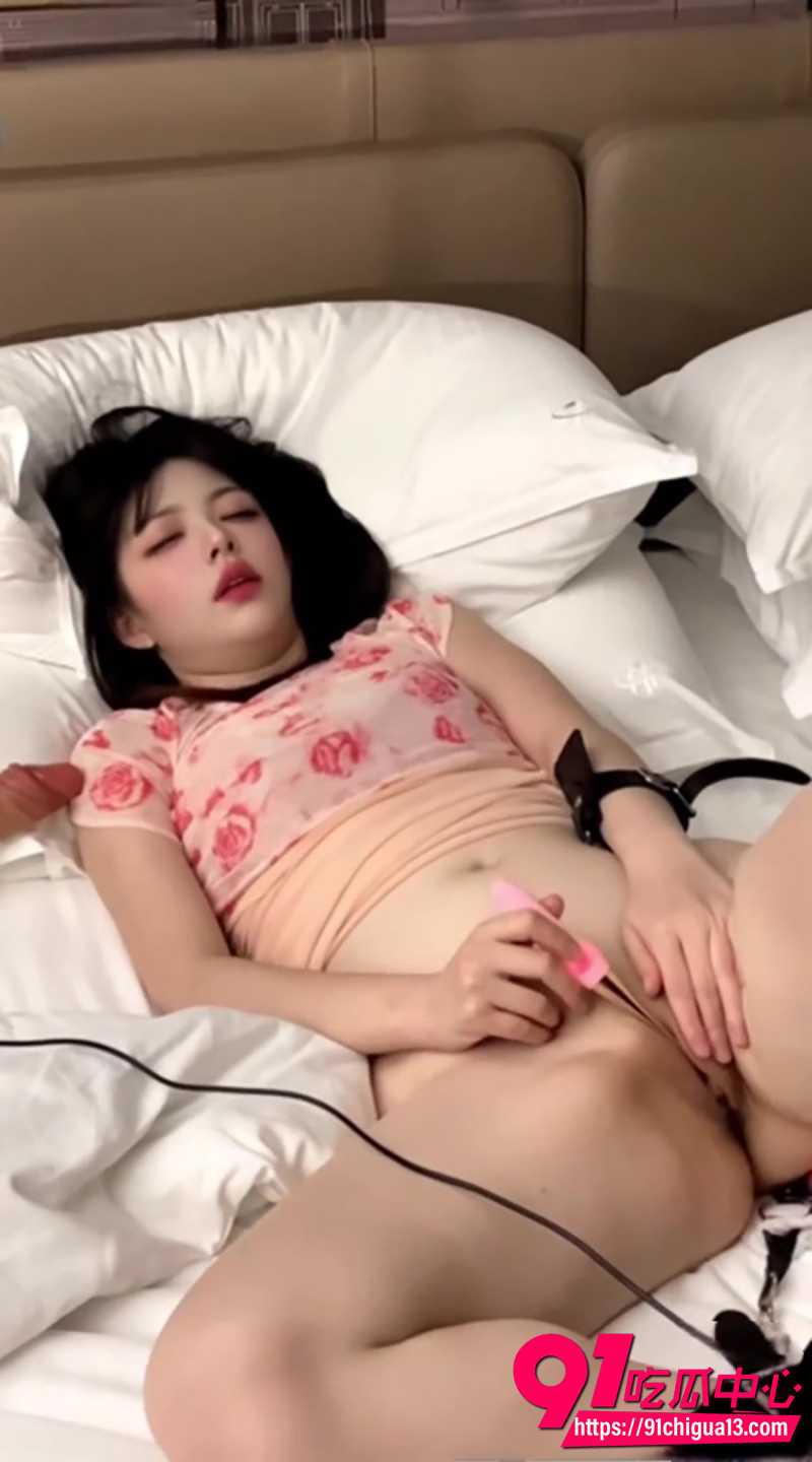 沈思缪福利新作 情趣套装加炮机调教 淫水四溅淫靡至极!