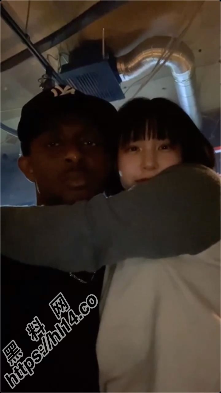 骚货日本小母狗极限反差找到非洲黑人无套抽插，祝愿这条母狗逼被黑人操烂！