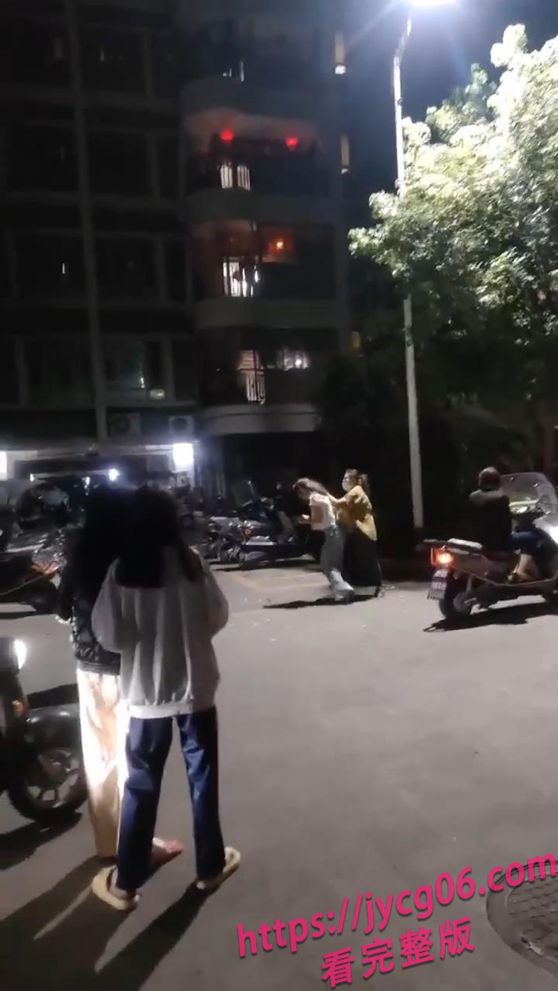 广东原配大战小三现场疯传！丈夫不敢劝架转身就跑 网友直呼离谱 配图2