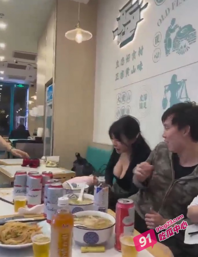 大黄山小混沌妹子大战 店内大打出手奶子乱晃 妹子直接被爆头！ 配图4