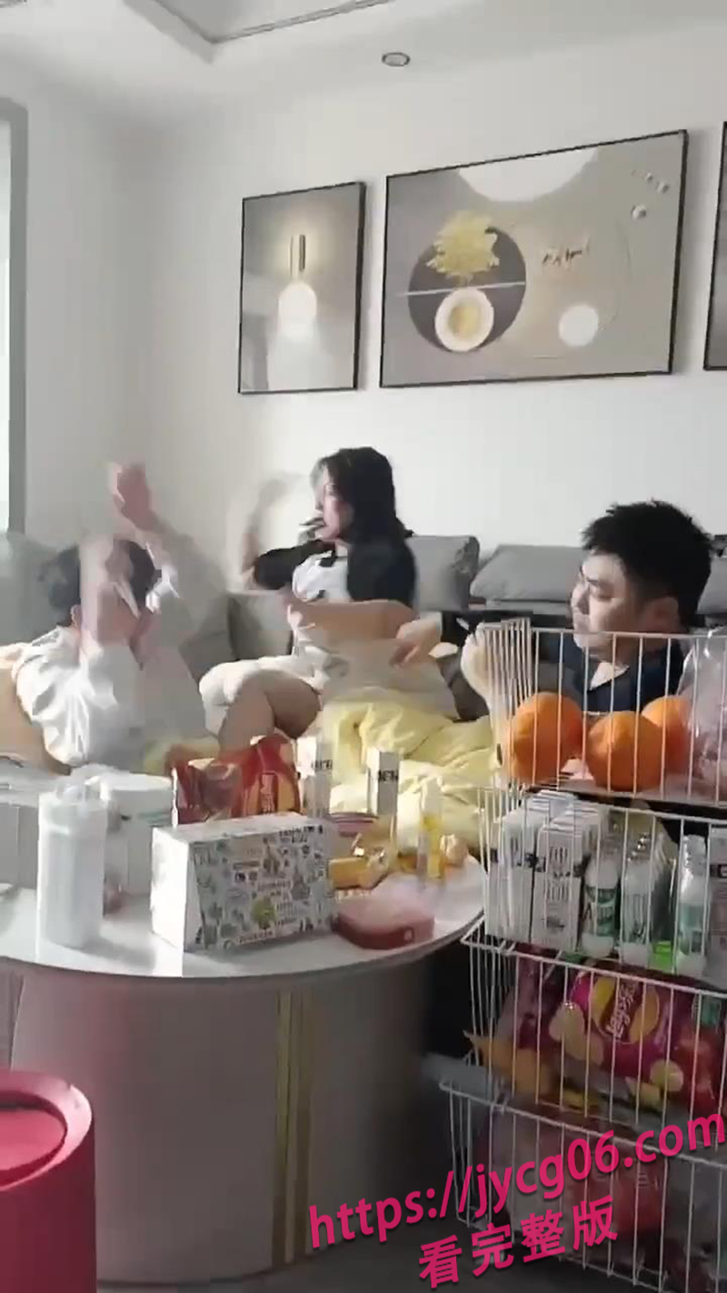 又是情绪失控式教育？重庆妈妈暴打儿子视频被邻居拍下疯传