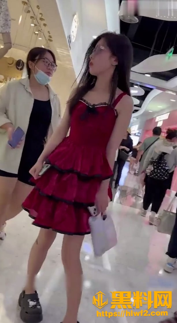 抄底偷拍 极品高颜值御姐 性感红裙真空无内 翘臀嫩穴高清特写