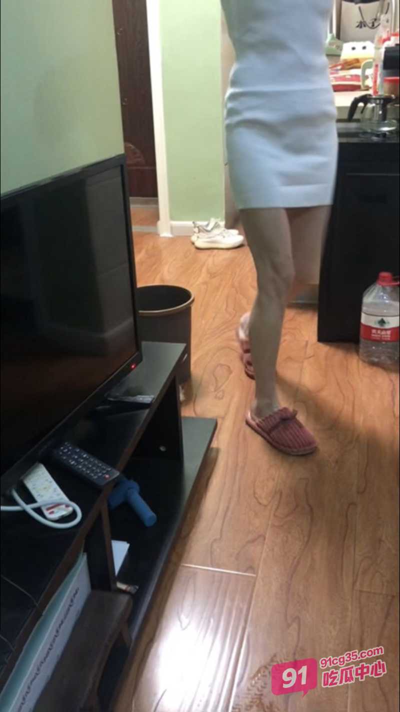 海角母子乱伦 马桶上疯狂捅正在撒尿的老娘 最后射满一肚子！ 配图2