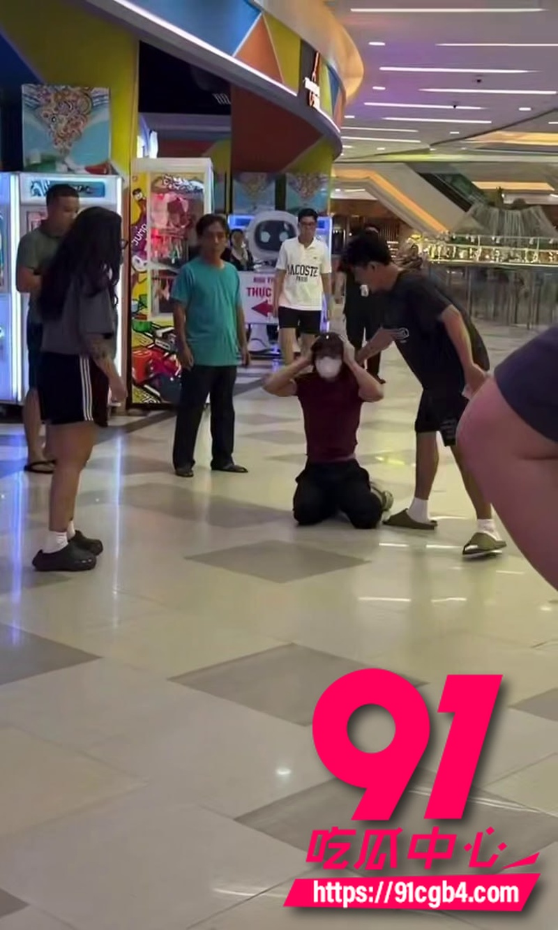 男扮女装厕所偷拍被发现当街暴揍 抄底偷拍群友翻车现场大逼兜打得啪啪响1 男扮女装厕所偷拍被发现当街暴揍 抄底偷拍群友翻车现场大逼兜打得啪啪响1