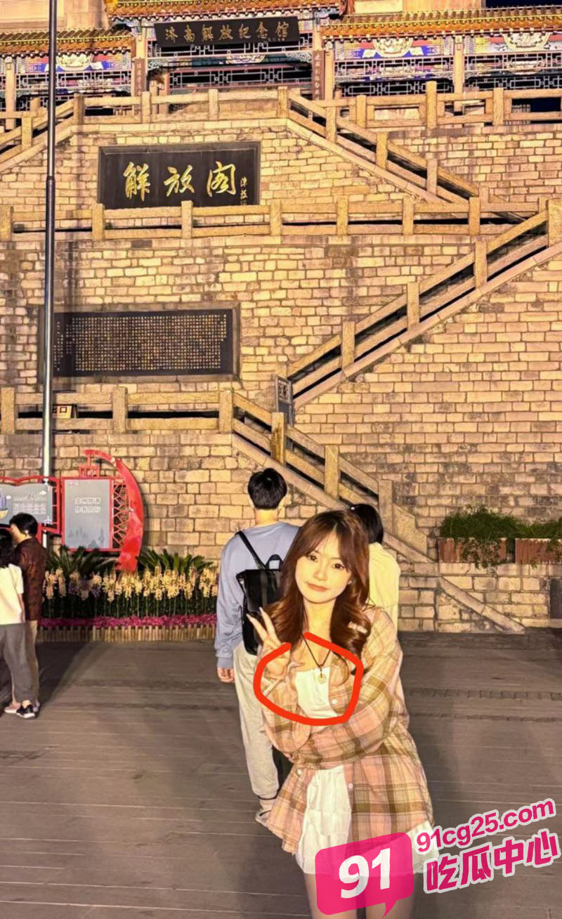 商丘学院大二学妹朱雨佳 背着男友约炮单男操逼 露脸实锤! 配图2