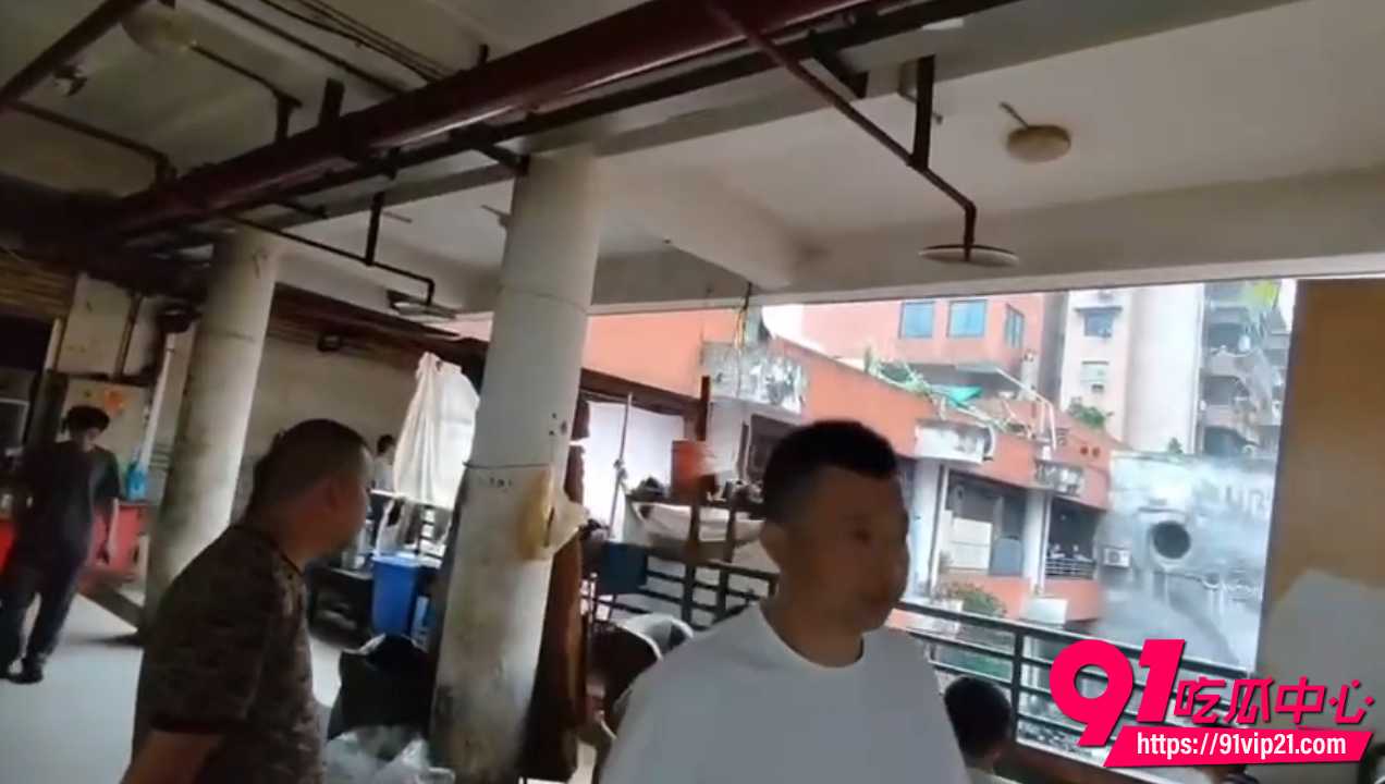 重庆站街女真实街拍流出1