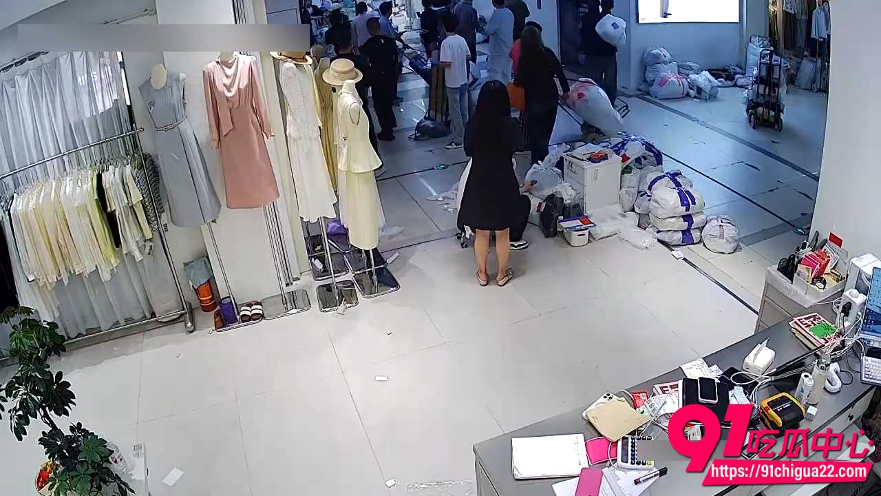 杭州四季青老板娘二姐商场走廊暴打小三2