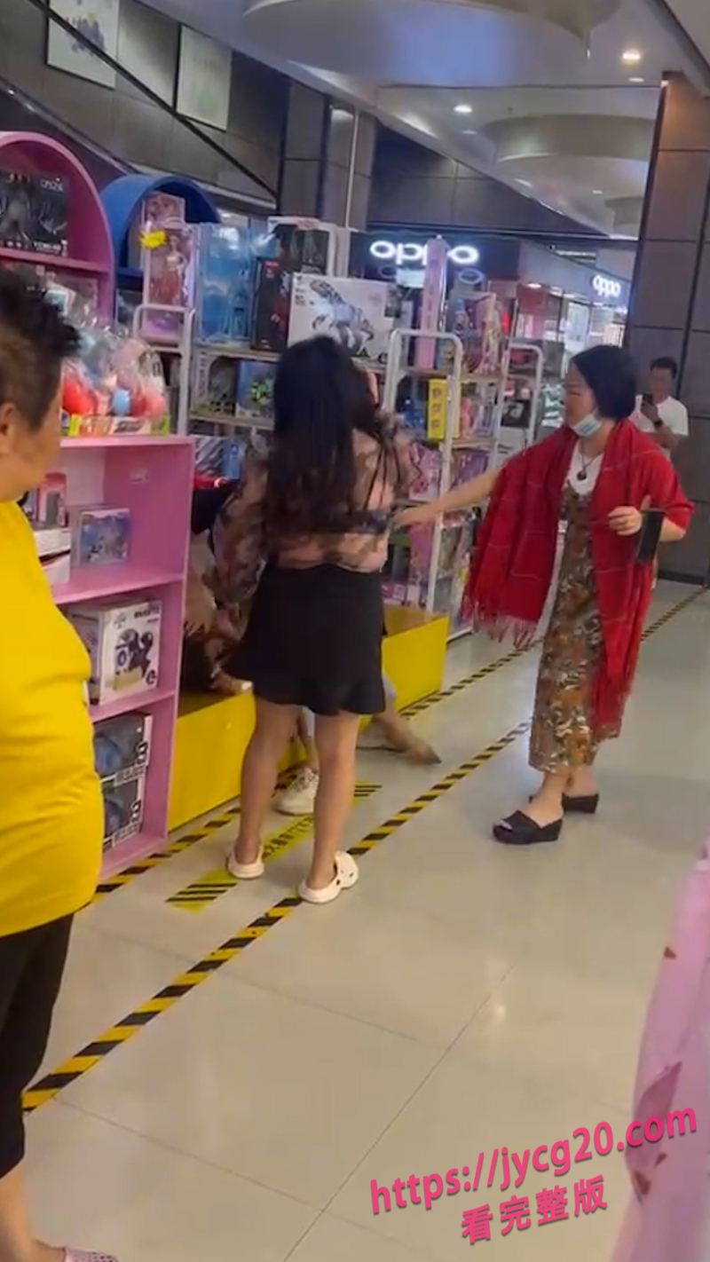 美甲店突发修罗场！原配现场怒撕情敌画面曝光 配图2