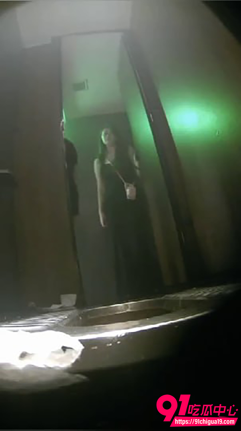 酒吧女厕偷拍 辣妹裙底风光全漏 疑似主人调教任务逼夹跳蛋!