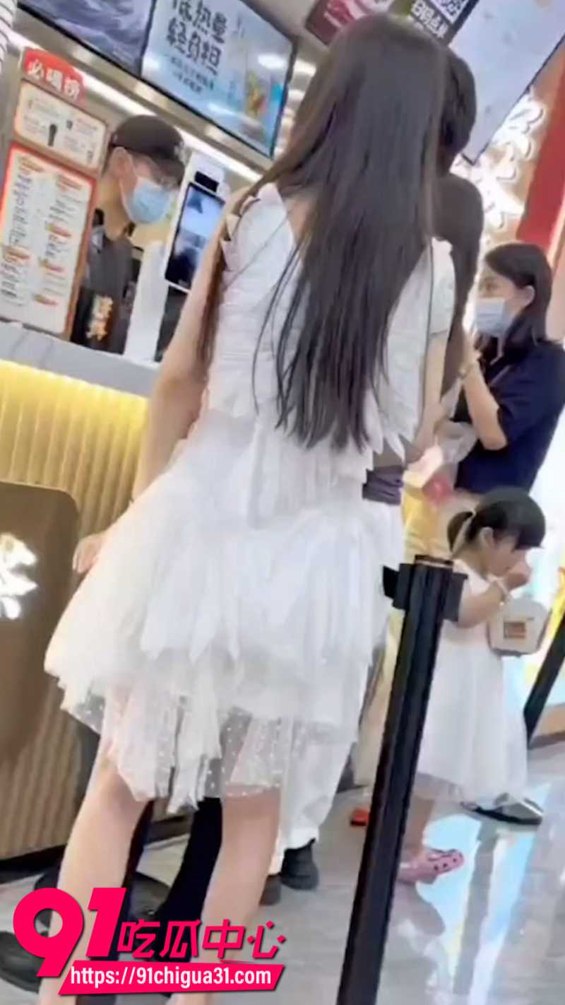 抄底大神在商场极限偷拍长裙清纯少女男友在旁边丝毫没察觉3