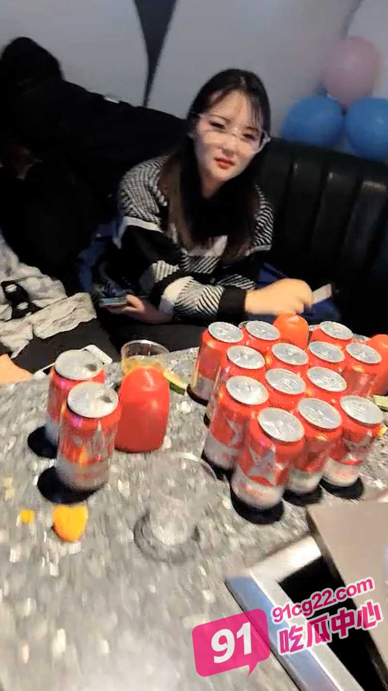 KTV淫乱夜！包厢里操黑丝公主 边唱歌边操逼的酣畅！ 配图