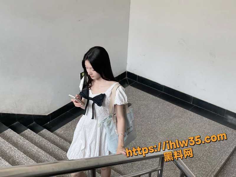 反差女大研究生 范勃然 别看她表面上是一位高冷女生 可在私下的她是一个非常容易喊出来约炮小母狗 ！