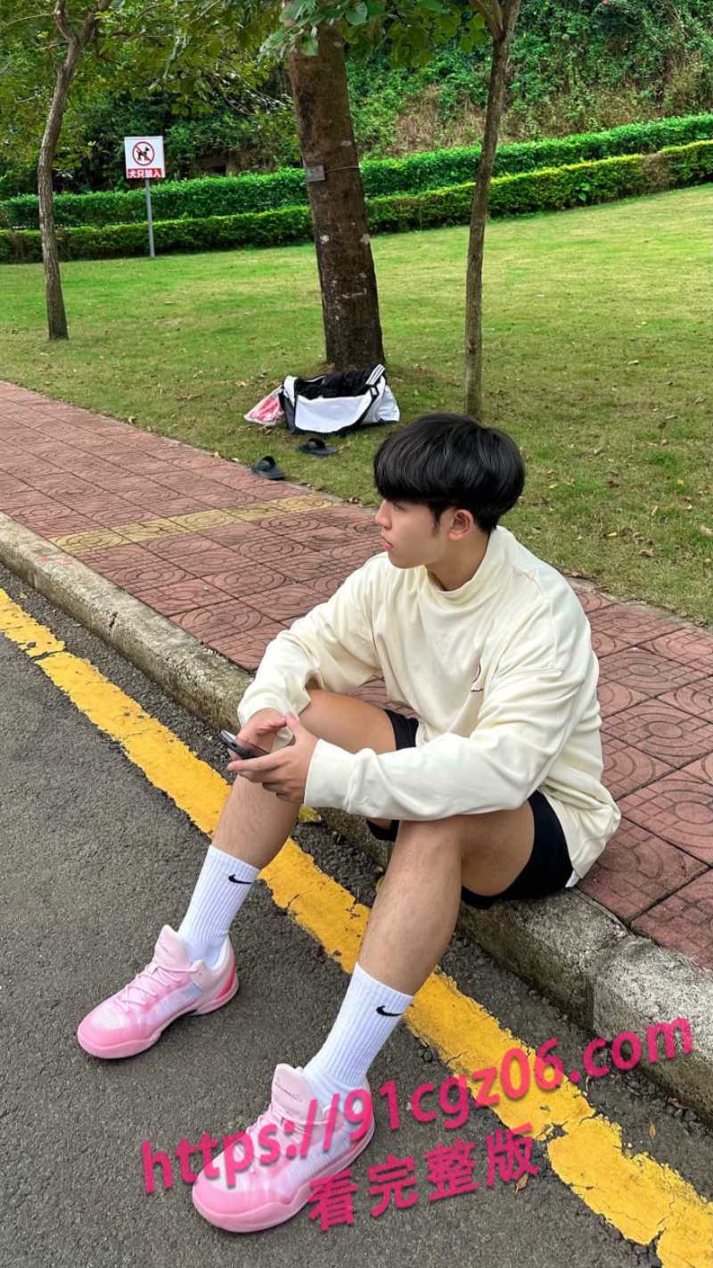 大一男孩暑假兼职卖淫 年纪轻轻就开始找到发财之道 同志们对小伙爱不释手！