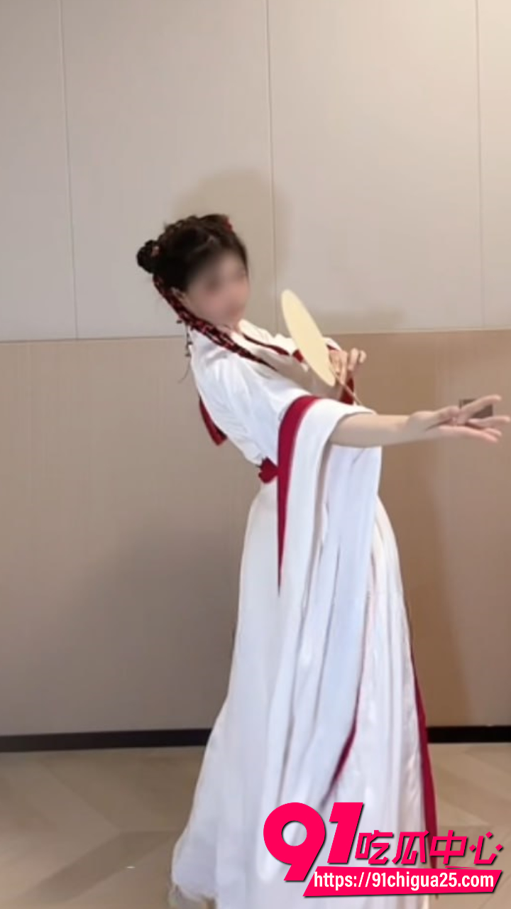 推特裸舞天花板小乔以安高价定制2