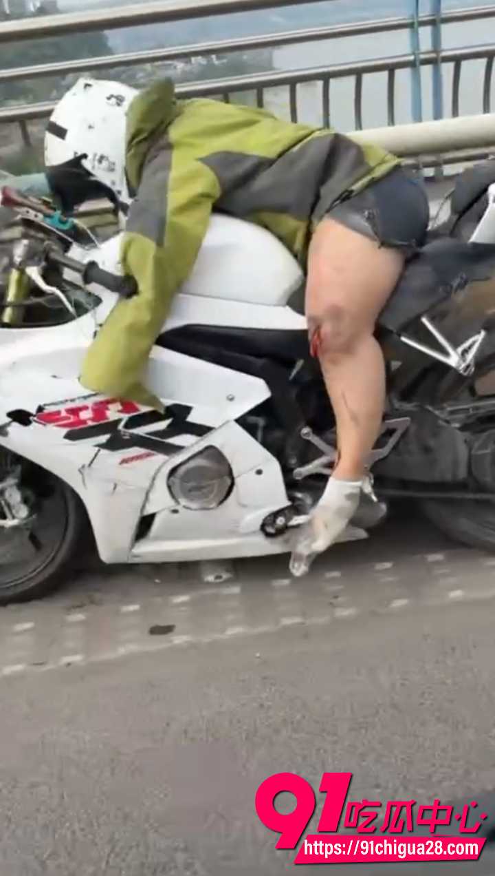 河南郑州花园路东明路口 女骑士摩托车高速死亡摇摆 撞护栏左手腿全断骨髓外流现场惨烈