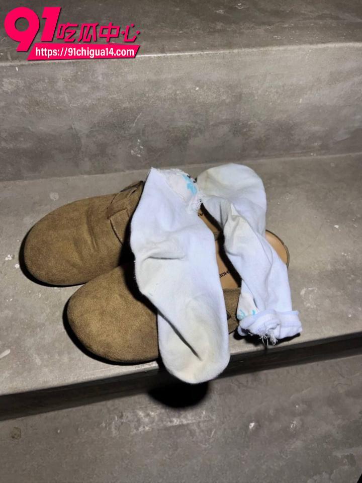 蹲守女主下班回家脱下博肯鞋蓝色棉袜3 蹲守女主下班回家脱下博肯鞋蓝色棉袜3