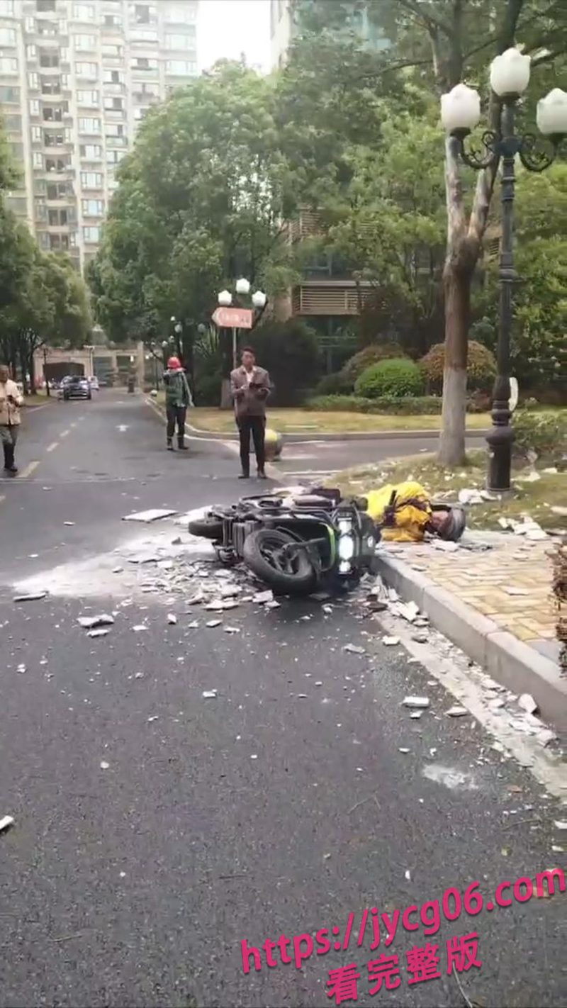 安徽外卖小哥被墙砸昏 手机还在狂喊：来新订单啦！