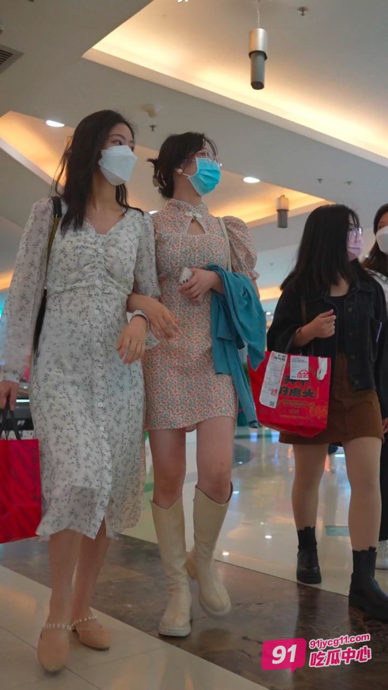 KFC抄底偷拍 各类小仙女裙下风光看个够！ 配图2