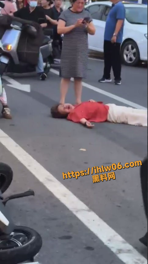 江苏连云港重大交通事故 醉酒老头冲撞人群导致7死13伤！