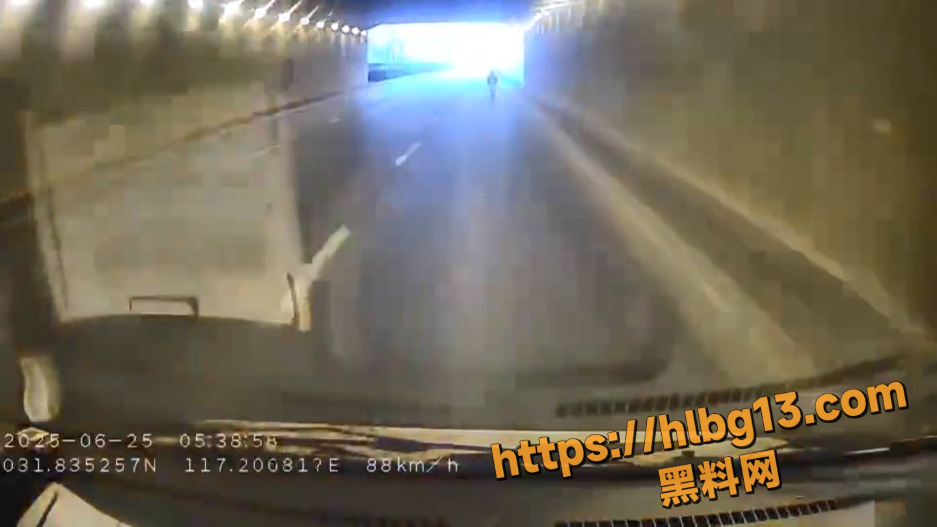 被撞的冤不冤？小电驴在马路上正常行驶着 被大客车从后面撞飞 开得慢也有错？