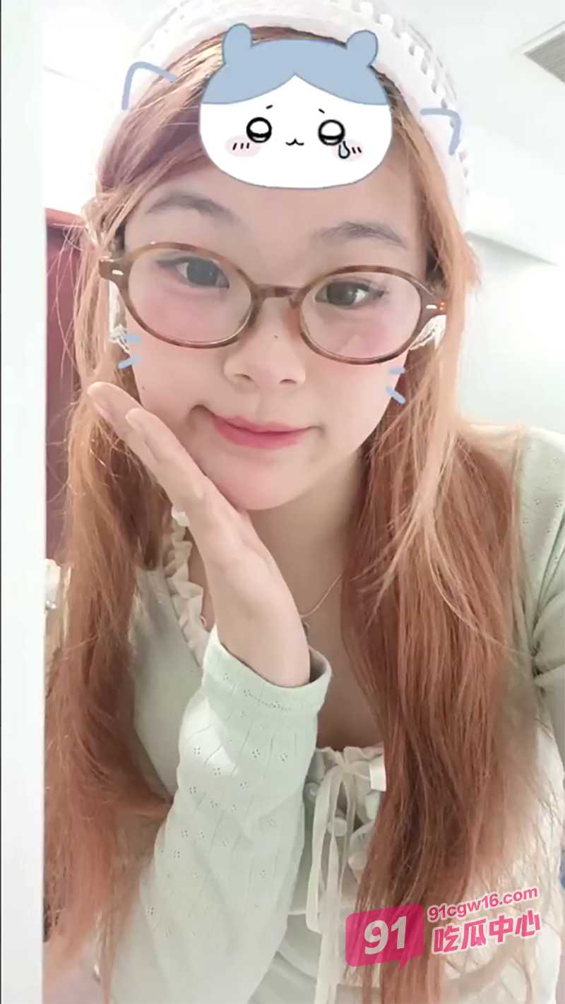 上海反差眼镜娘李琦～外表纯良内心里淫荡 口活舌功天花板存在！ 配图3