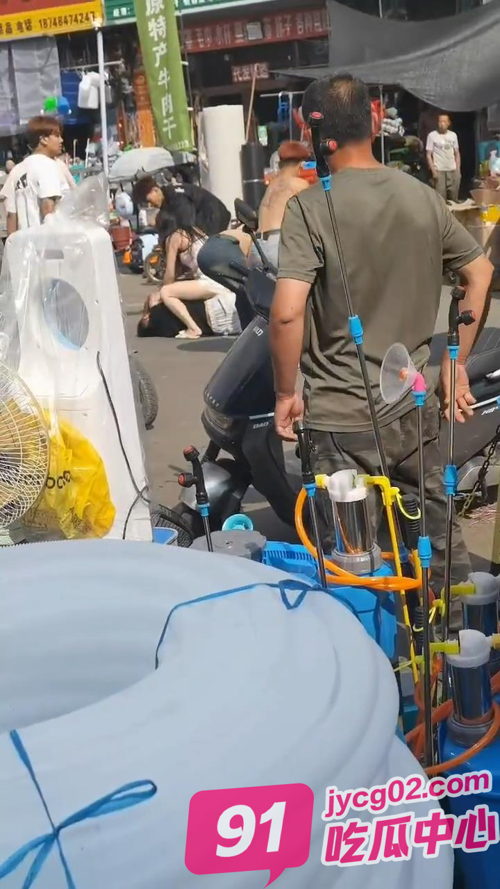 猖狂！精神小伙当街砍人 被砍人妻子拼命阻拦但难逃厄运 配图3
