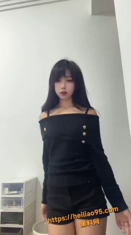 推特福利姬 小辞 付费定制全裸露三点裸舞 粉嫩乳房搭配精致骚穴