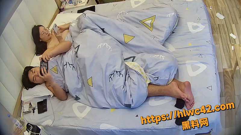 酒店偷拍 眼镜小美女活泼可爱 与男友69口交后主动骑乘 被压在身下抽插