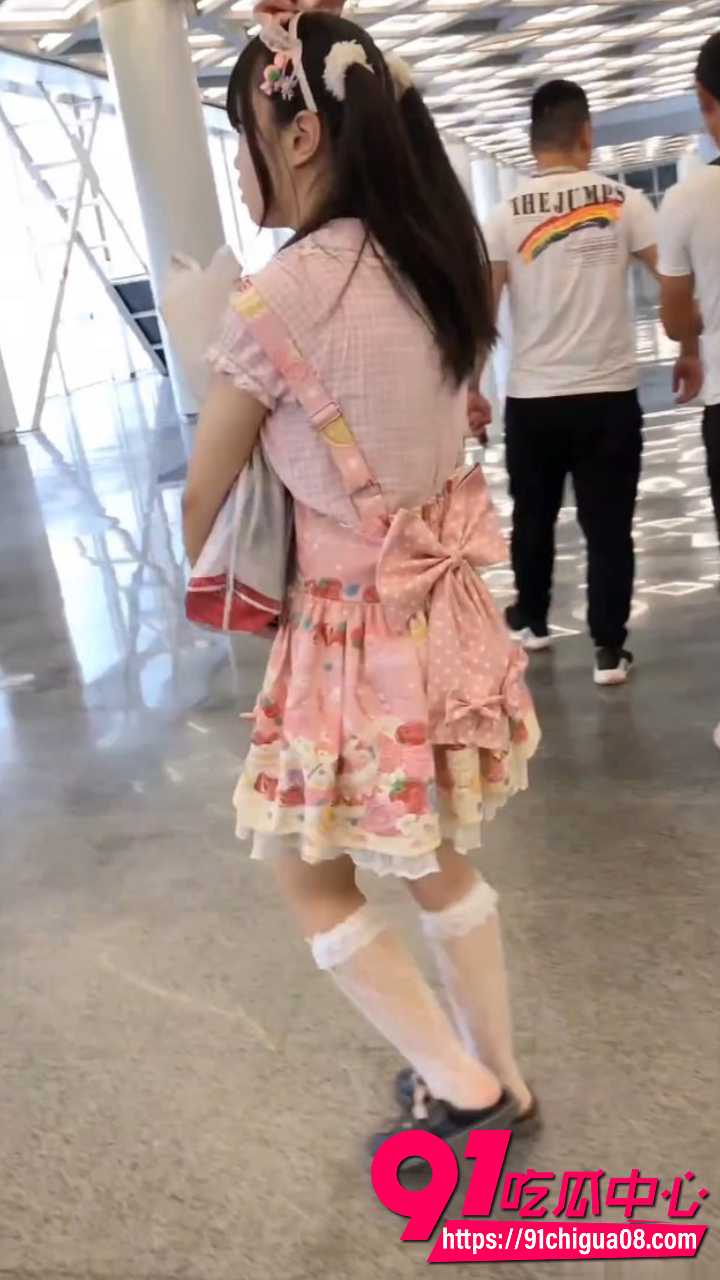 最强抄底 粉嫩洛丽塔cos小妹没穿内裤 4