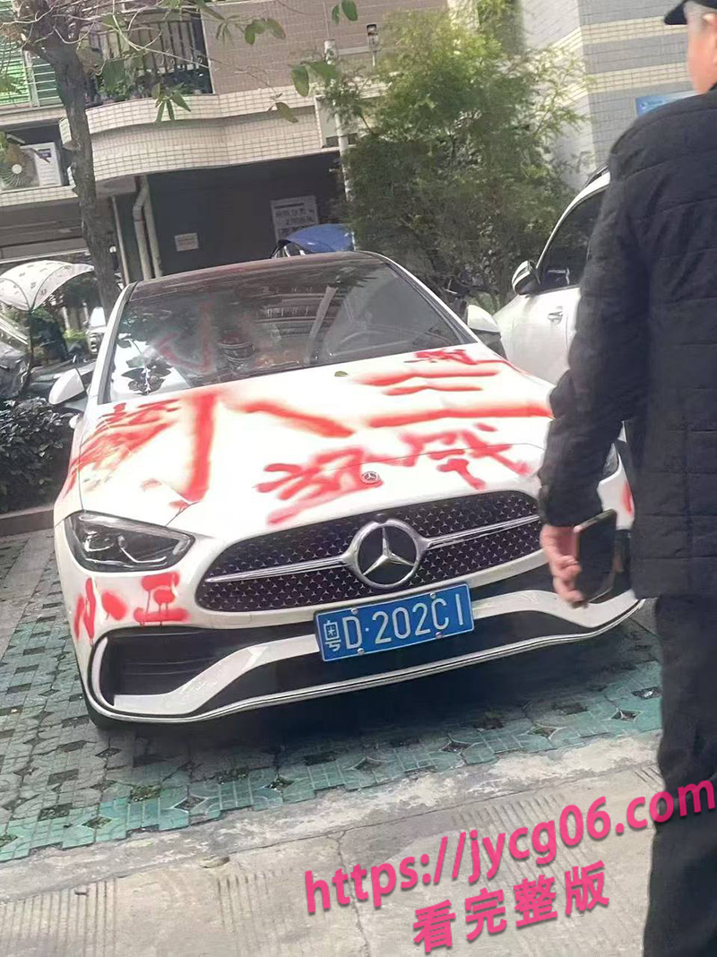 广东原配大战小三现场疯传！丈夫不敢劝架转身就跑 网友直呼离谱