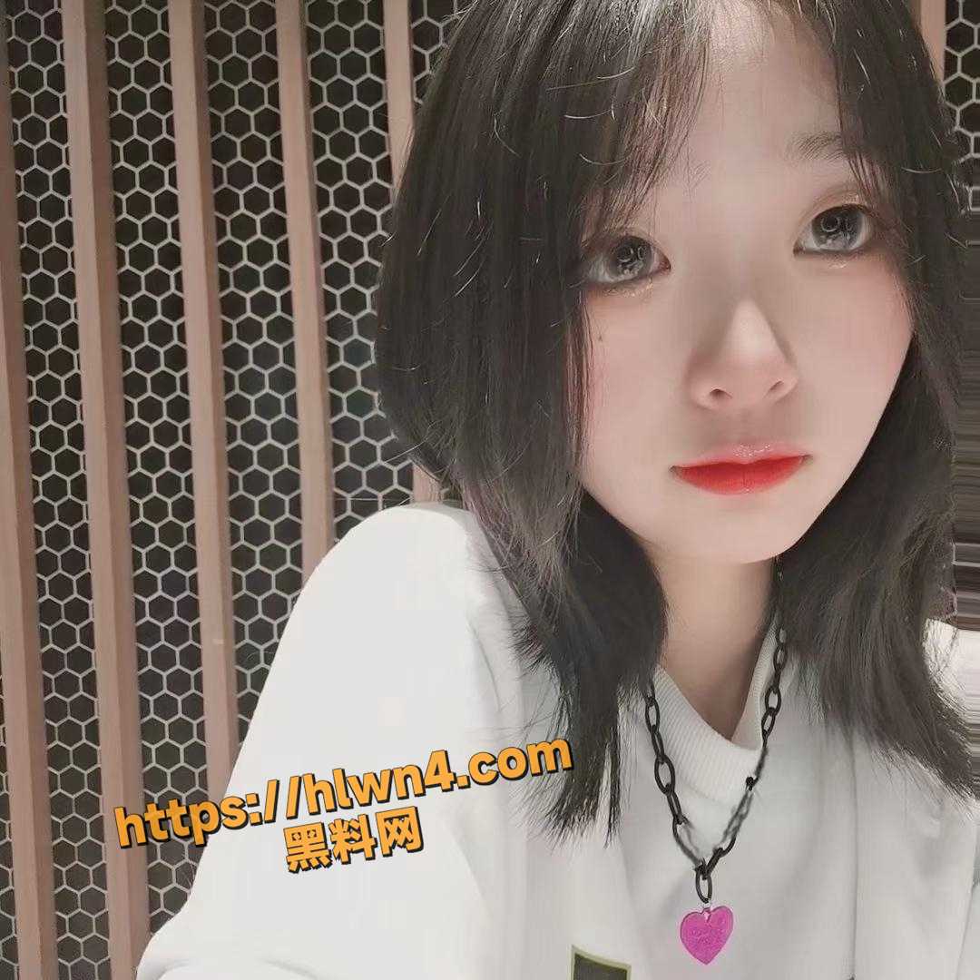 双飞学生妹 爱足交不爱性交 两清纯学生妹被大叔双飞足交玩弄 浪费女性资源这种行为是可耻的 ！