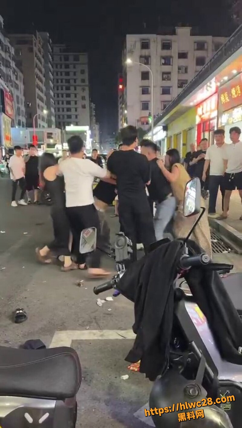 精神小伙小妹 打架现场 美女抡起胳膊就干 狂野扭打到表情失控