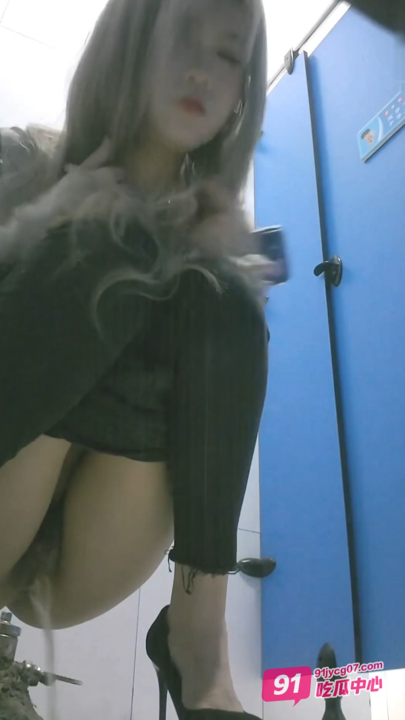 万达广场洗手间全景隐藏机位偷拍 小穴嫩鲍尽情展示！