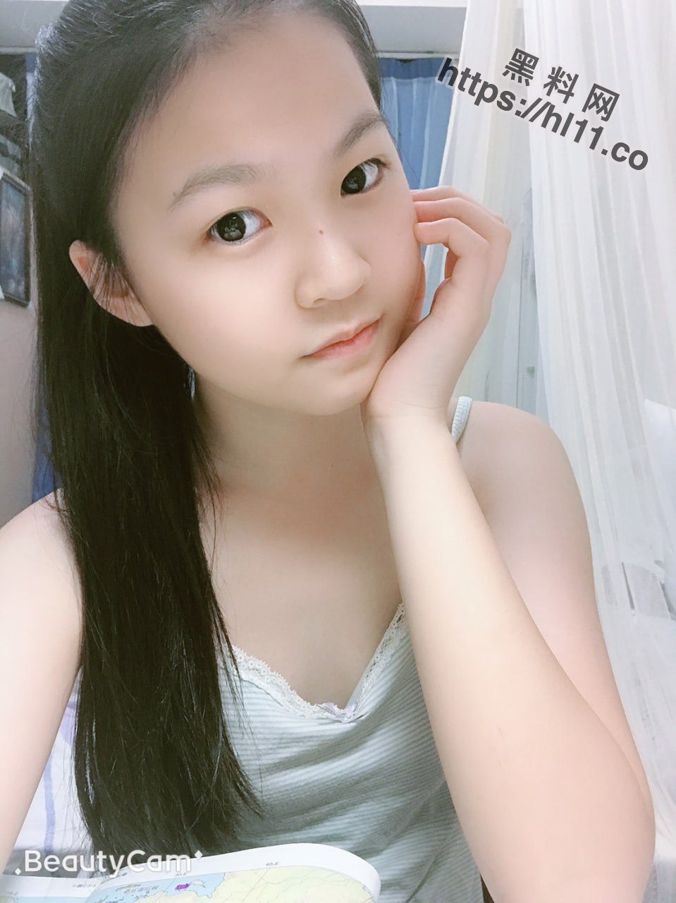 台湾曙光高中极品嫩妹被假经纪人套路，掰开粉嫩的鲍鱼检验一下看看是否处女。