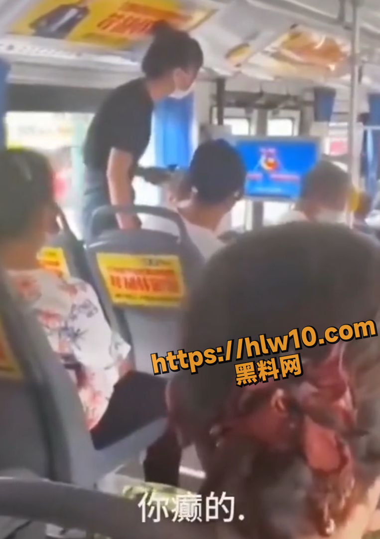 街射哥误人子弟 一男子公交车上意淫旁边美女打飞机 被举报！