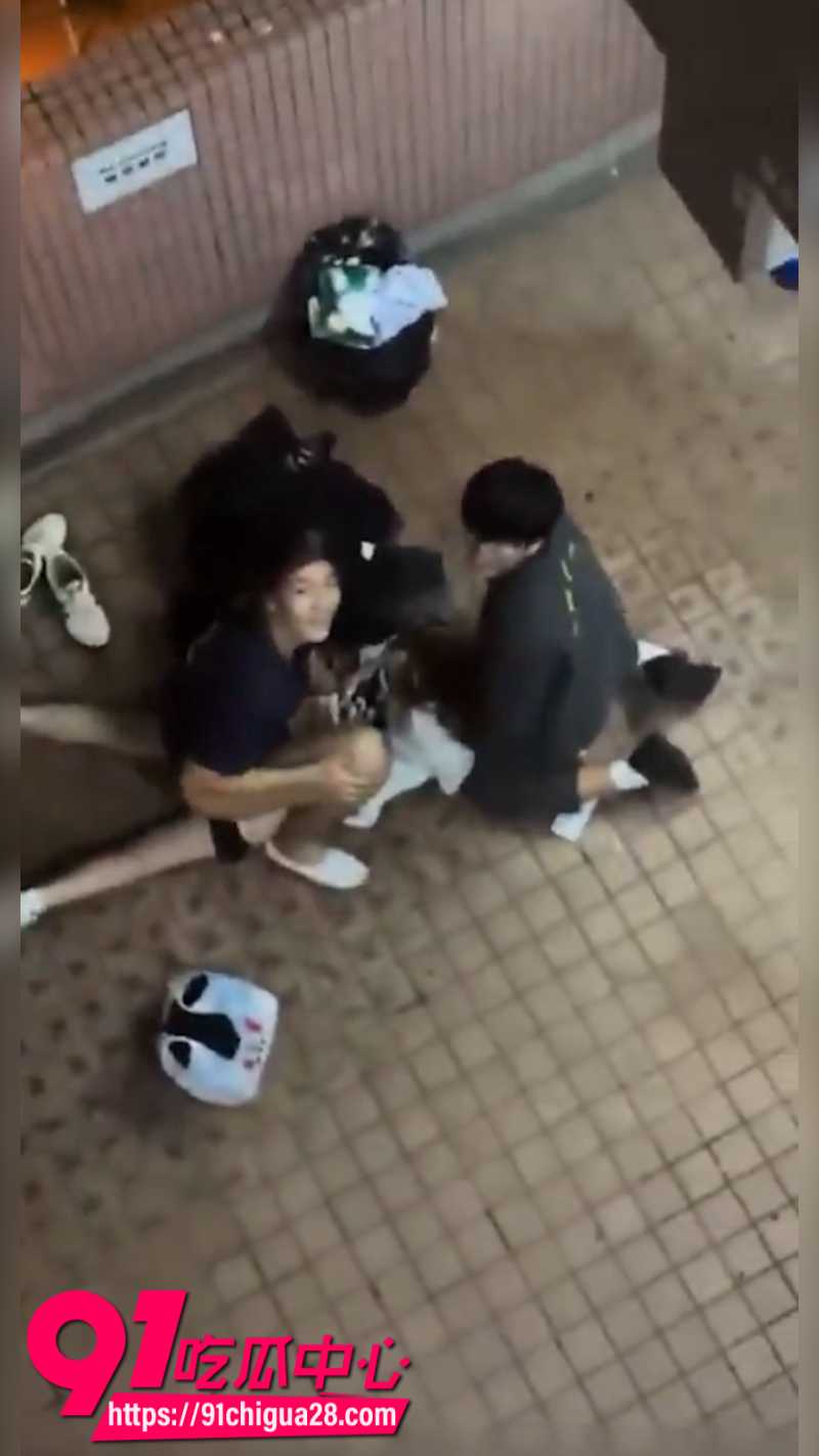 香港屋苑平台年轻人3P现场4