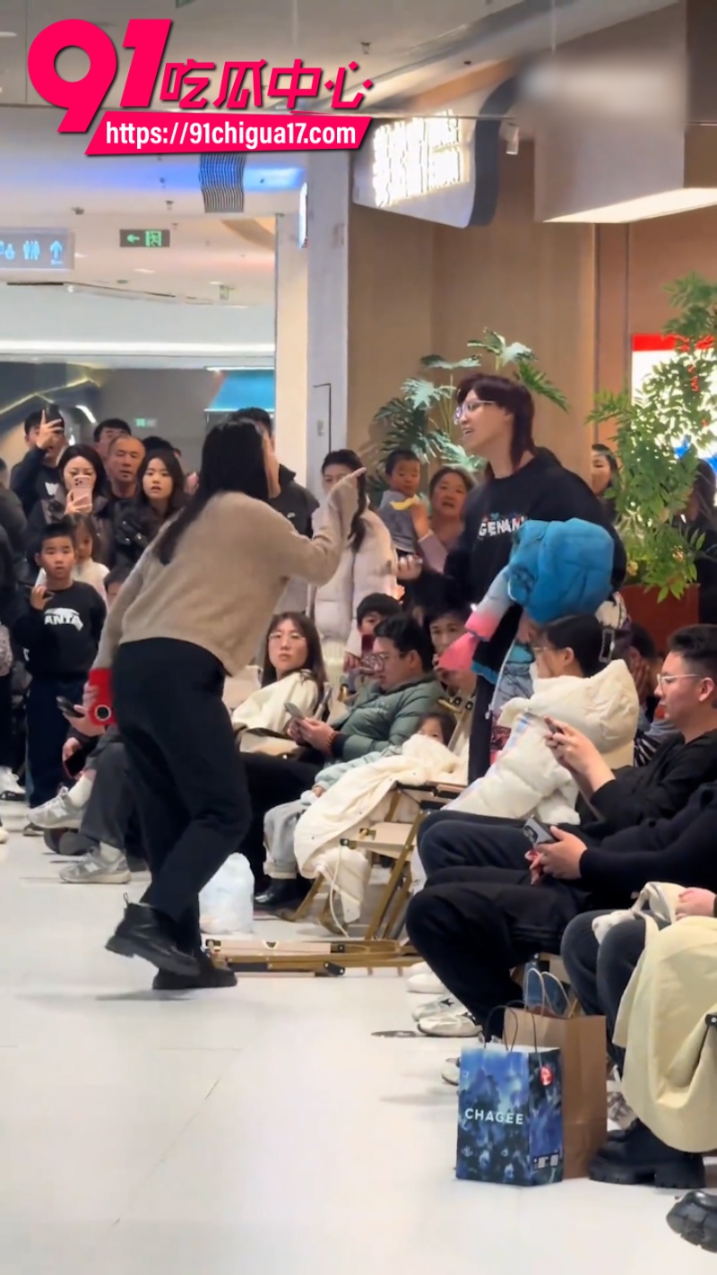 济南万达广场突发街头对骂宝妈PK年轻情侣10