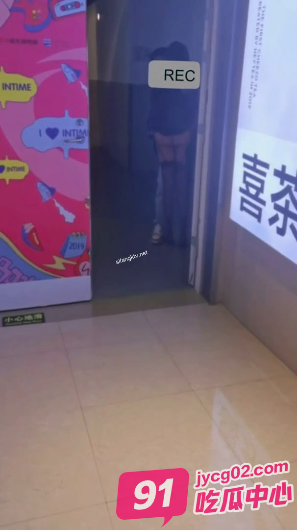 小情侣商场全裸露出 性欲上来全然不顾路人眼光大胆做爱 配图2