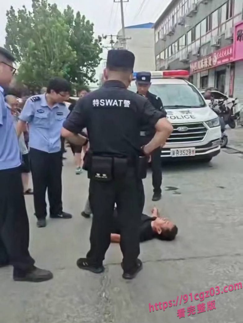 俩小伙街头斗殴打架秒变袭警闹剧 被辣椒水伺候 劫持路人当人质 嚣张的像犯罪片主角
