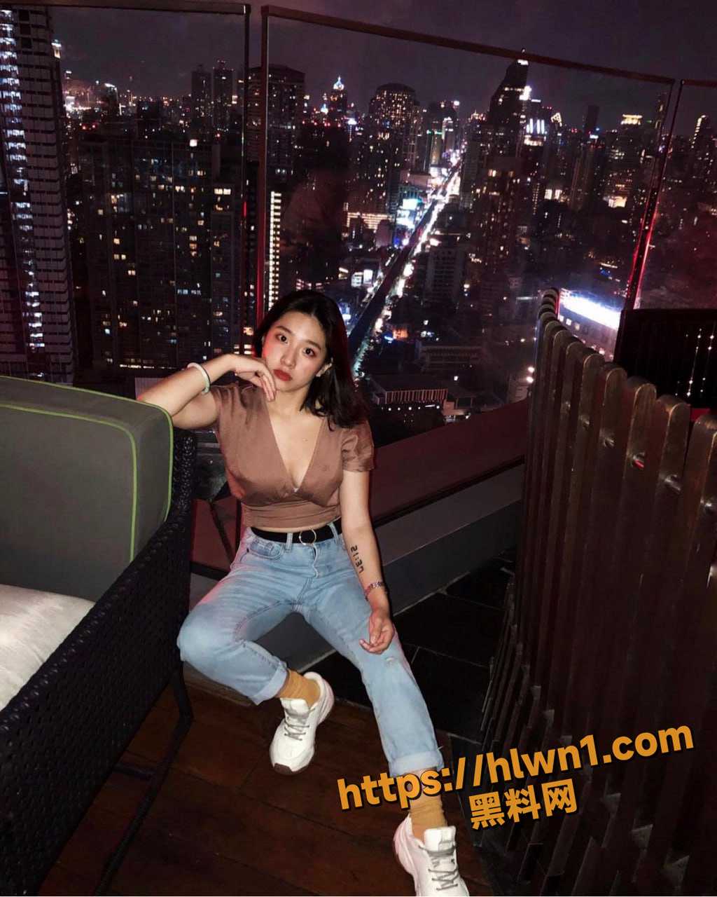 长相甜美的小骚货黄颖丽被网路大神调教自拍露脸全裸照和揉奶自慰视频！