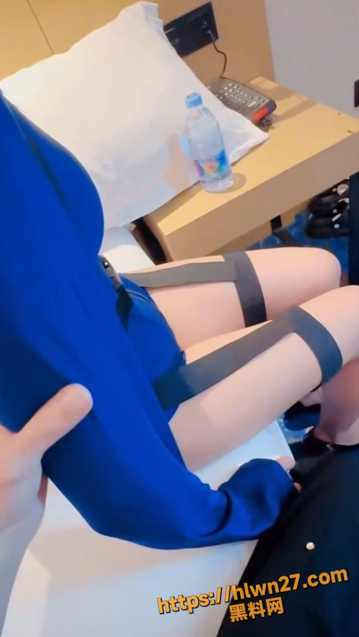 哄骗妹妹闺蜜出来逛街买衣服 商场抠逼 接着带回酒店穿上制服调教 捆绑爆操后内射她的白虎嫩穴！