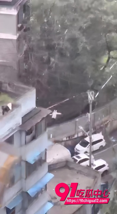 重庆男子楼顶轻生事件6