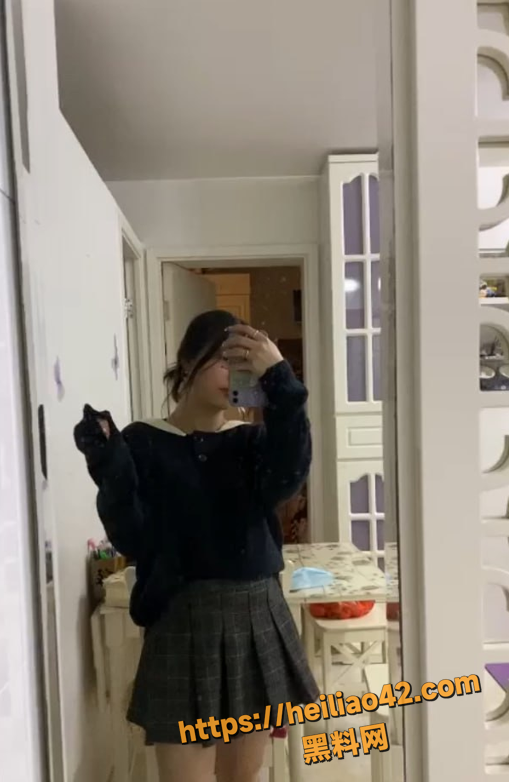 香港巨乳反差婊学生 小美 床上性爱狂欢 极品翘臀被肛塞后入 画面刺激到爆炸！